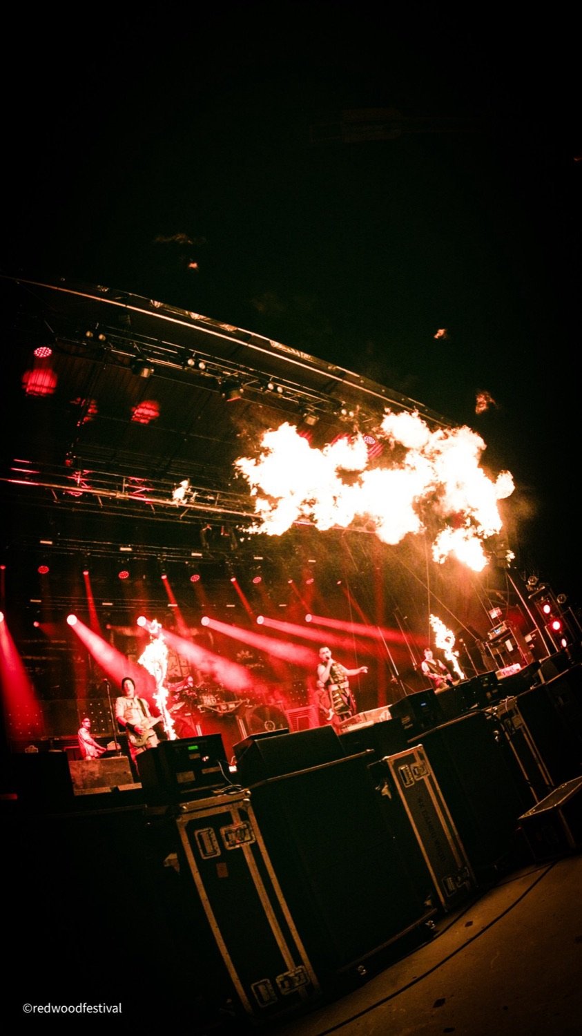 Band auf der Bühne mit Flammenwerfern