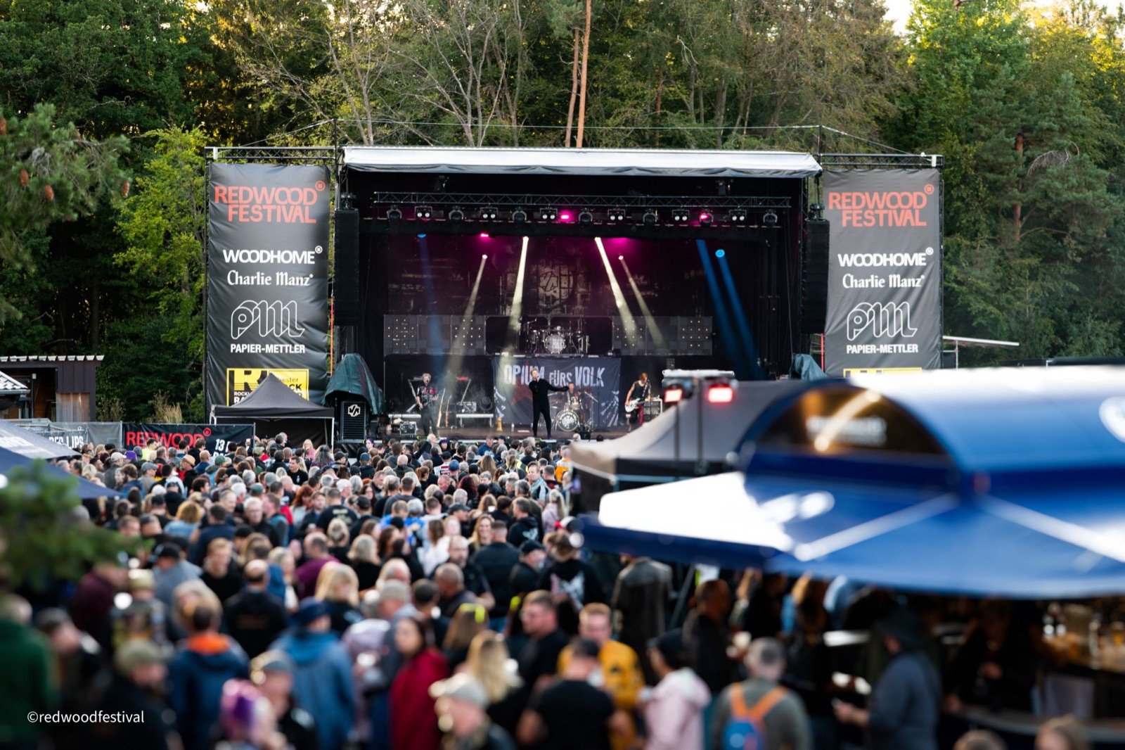 Bühne beim Redwood Festival 2026 mit Publikum davor